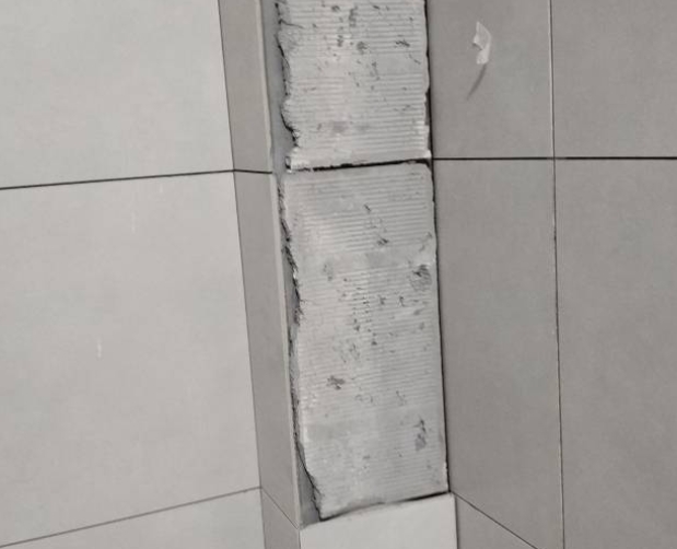 西固瓷砖空鼓维修公司分享下瓷砖施工前基层浇水润湿程度不足，可能导致以下问题